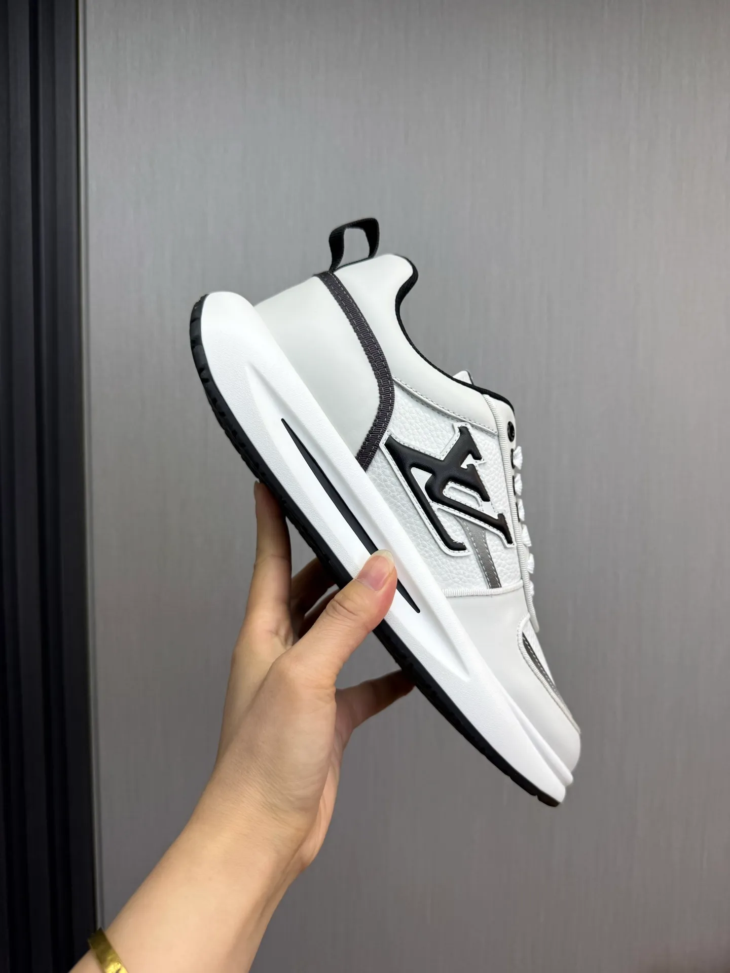 Men's shoes 💰820💰 Lv. Top purchasing agent 🇮🇹 Louis Vuitton, sports shoes counter synchronization, uppers imported from Italy, high-quality splicing and complex handicrafts, imported mesh pads are soft and comfortable, soles: original factory special soles, TPU exclusive movable molded soles super comfortable, original factory single goods, 🔍🔍high quality, you can enter and exit the counter at will, welcome to compare, code number 38-44 (Customized 38.45)